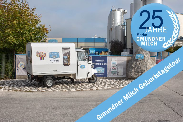 Ape der Gmundner Milch für Geburtstagstour-Ankündigung - vor Firmengelände Gmundner Molkerei