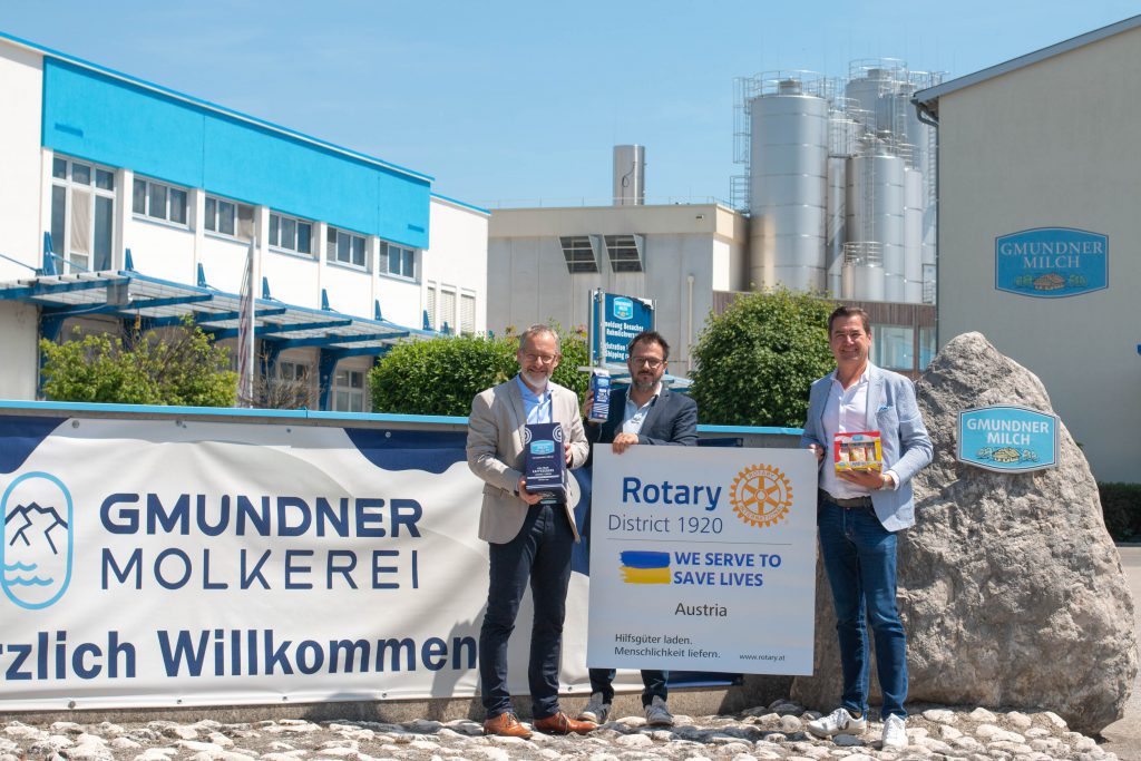 Anlässlich Weltmilchtag 2022: GF Michael Waidacher, RC Gmunden Georg Braun, RC Vöcklabruck Gerhard Wagner vor der Gmundner Molkerei
