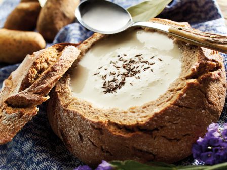 Rezeptbild Joghurt-Erdäpfel-Suppe im Brot-Topf