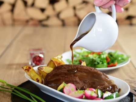 Gegrilltes-Steak-mit-Rosmarin-Jus-und-geschmorten-Radieschen_GmundnerMilch