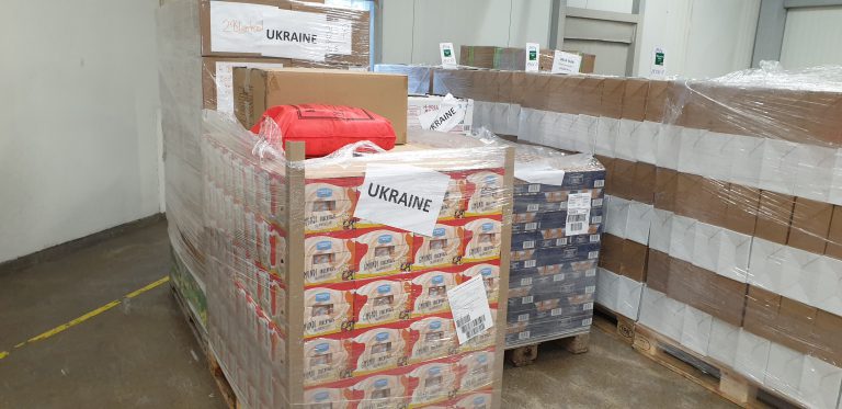 Lebensmittel der Gmundner Molkerei und anderer regionaeler Betriebe für Transport in die Ukraine.