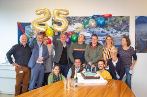Gmundner Milch Team feiert 25 Jahre mit Torte, Sekt, Luftballons