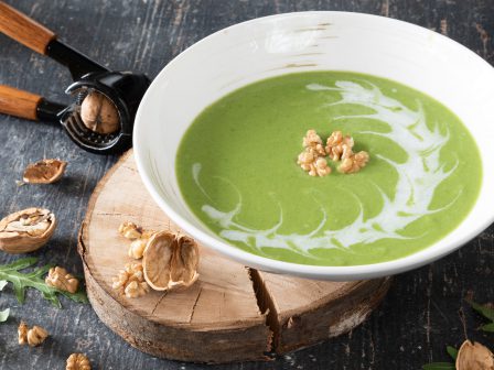 Rucola-Walnussschaumsuppe-mit-Sauerrahm_GmundnerMilch