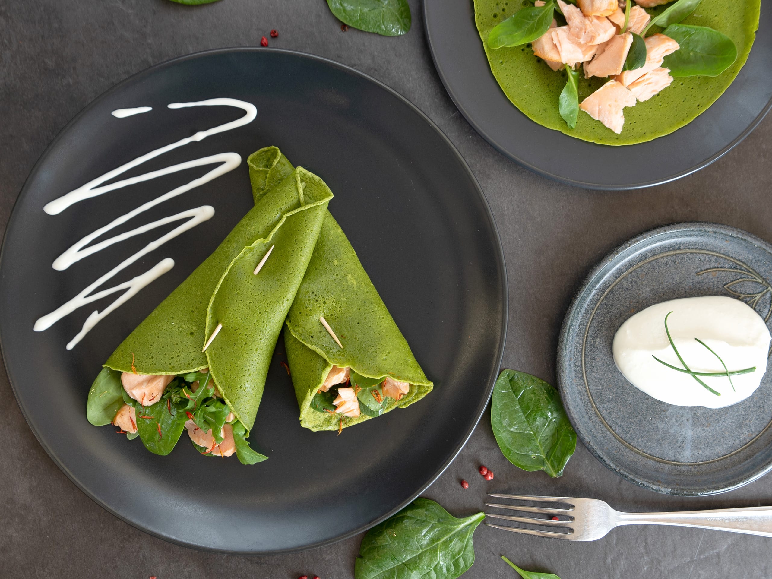 Spinat-Palatschinken mit Löffelkäse und Wildlachs - Gmundner Milch Kochbuch