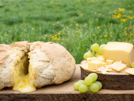 Weißbrot-mit-Chili-Raclette-Käsefüllung_GmundnerMilch