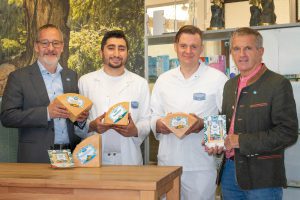 Team der Gmundner Molkerei mit den prämierten Käsesorten bei den World Chees Awards 2021.